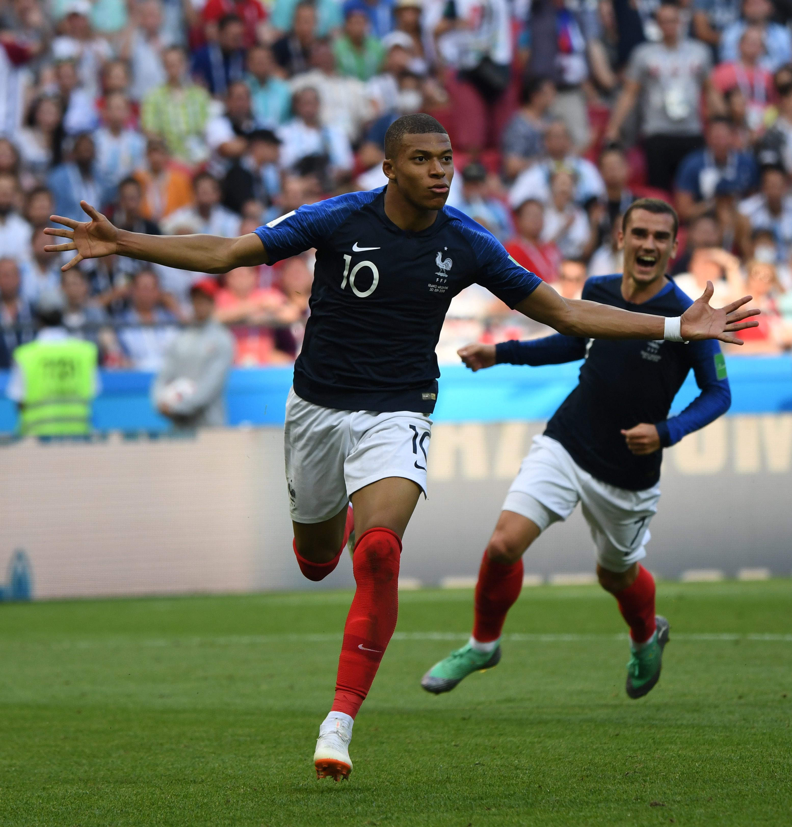 法国战阿塞拜疆全场数据：控球率76-24，射门9-2（法国vs阿塞拜疆全场统计：控球76%比24%，射门9比2）