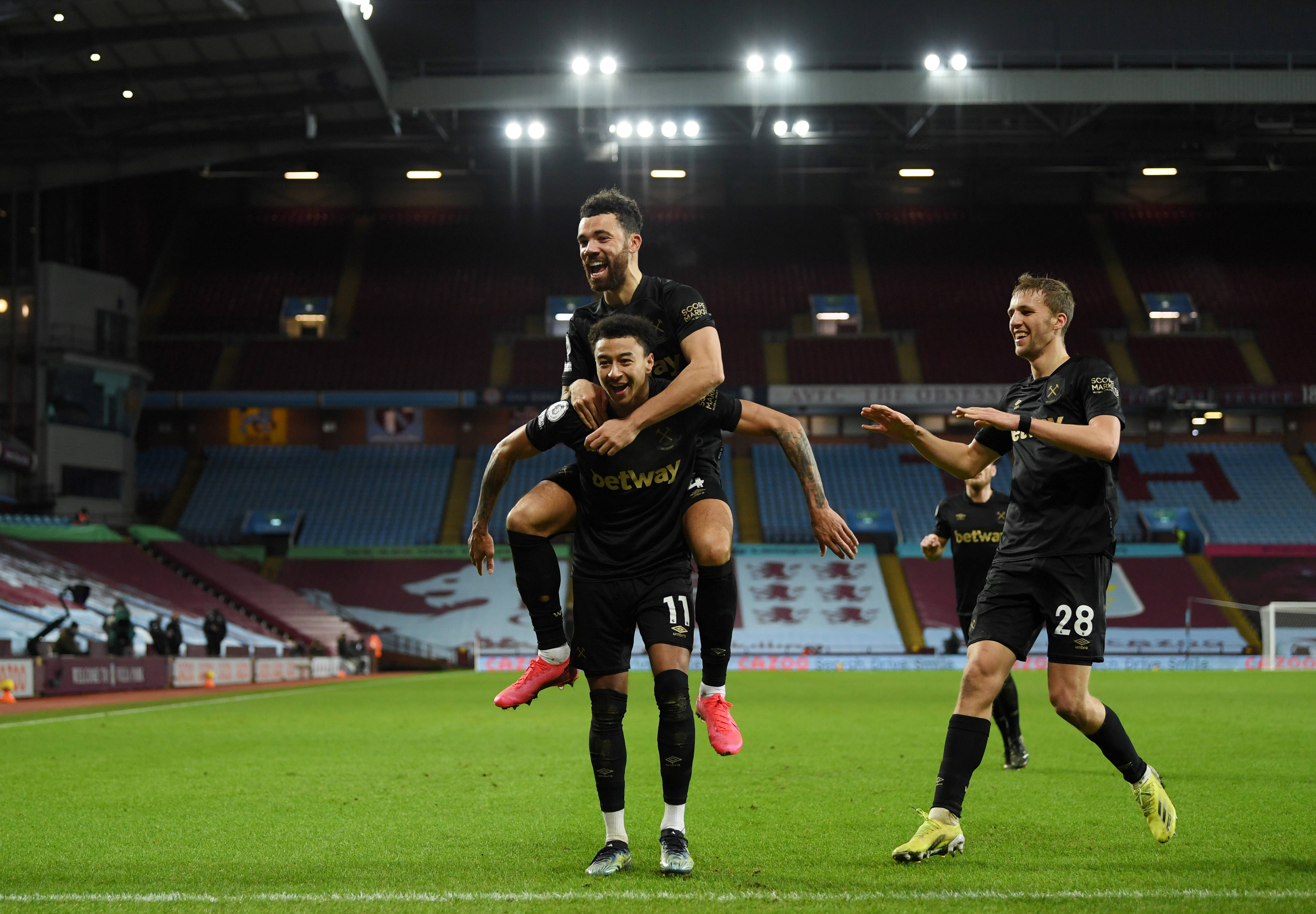 火药味十足，费内巴切与加拉塔萨雷在德比战赛前热身爆发冲突