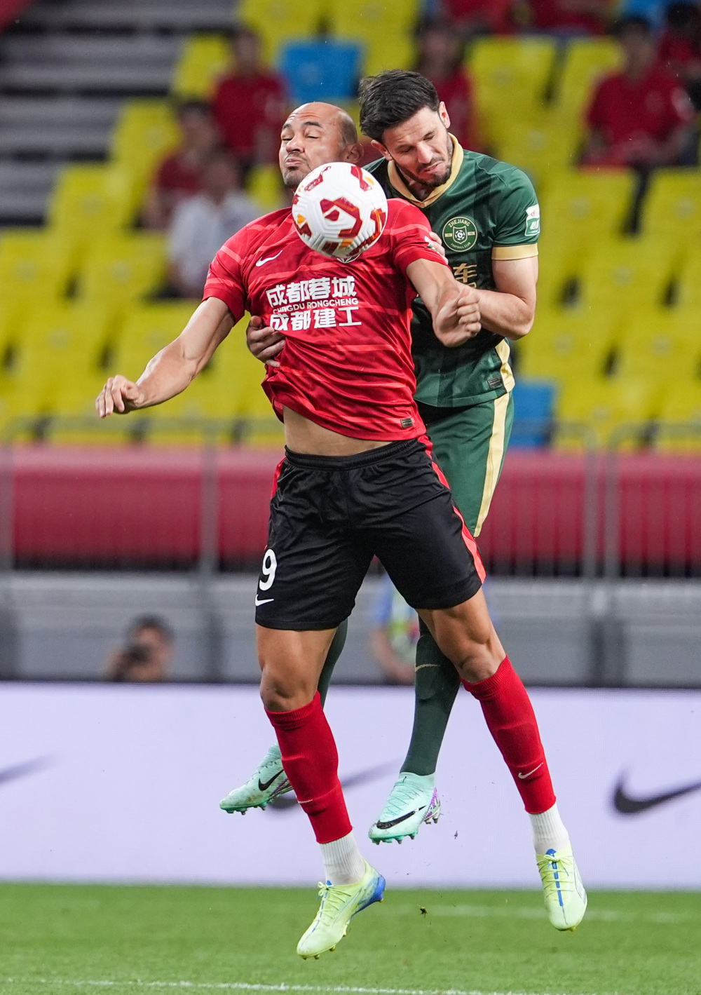 马卡：梅西参观诺坎普引发回归猜测，而美职联支持短期租借