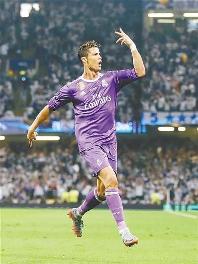 两位体坛巨星会面，樊振东欢乐开怀非常松驰，齐达内眼中充满欣赏