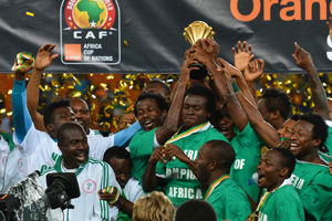 科里纳：正讨论足球中教练喊暂停的可能性，努力寻找解决方案（科里纳：探讨在足球比赛引入教练暂停，正积极寻求可行方案）