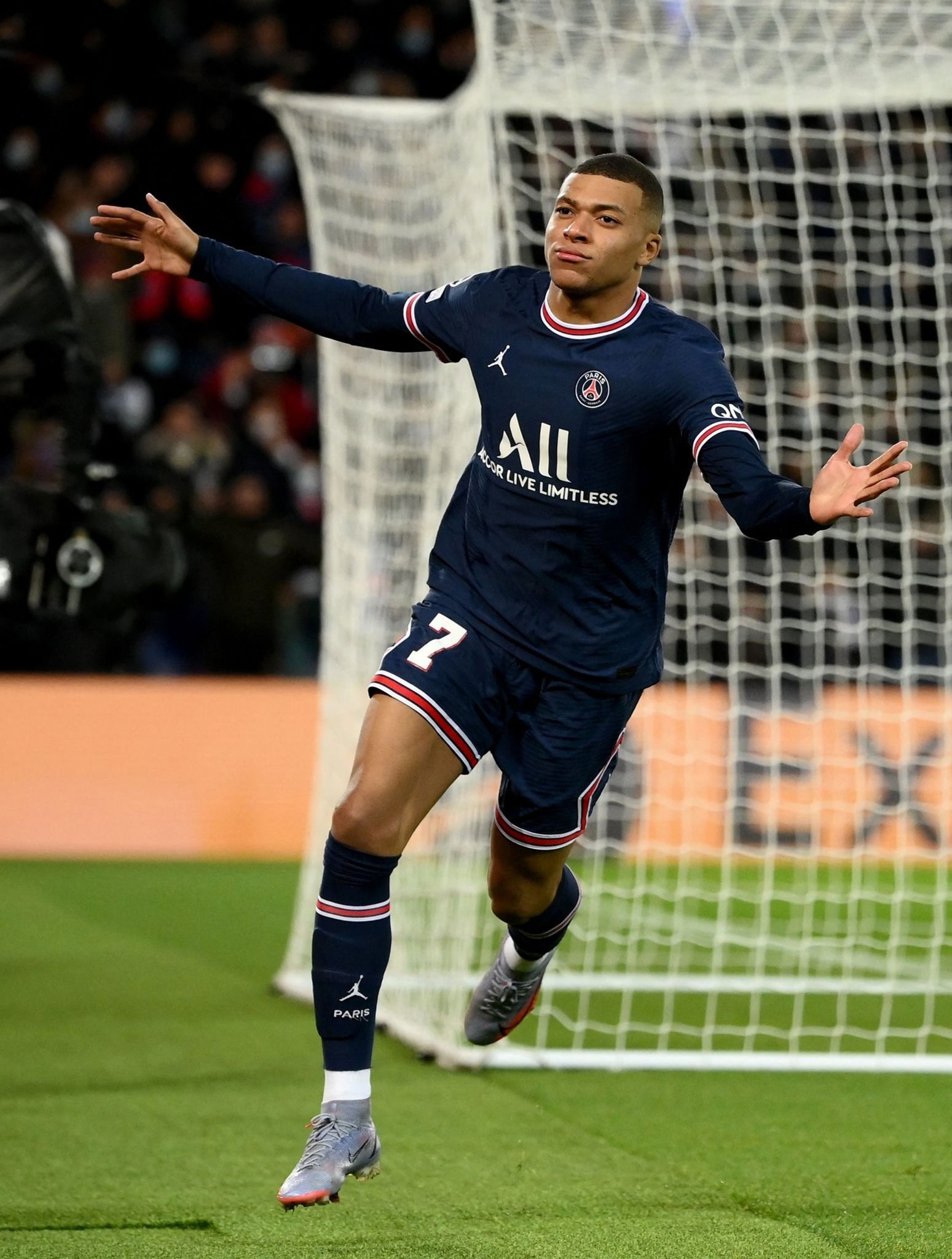 英超主帅下课赔率更新，斯洛特居首法尔克次席（英超主帅下课赔率最新榜：斯洛特领跑，法尔克第二）