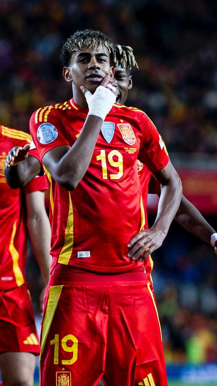 早报：巴黎群星闪耀FIFA颁奖礼（晨报：巴黎群星辉映FIFA年度颁奖典礼）