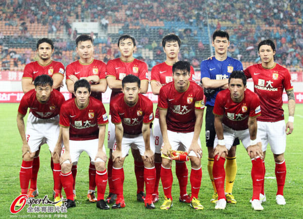 西甲爆大冷！9人皇马0-2竟不敌保级队！阿隆索怒批：裁判故意针对（西甲爆冷！9人皇马0-2负降级区球队，阿隆索怒斥：裁判刻意针对）