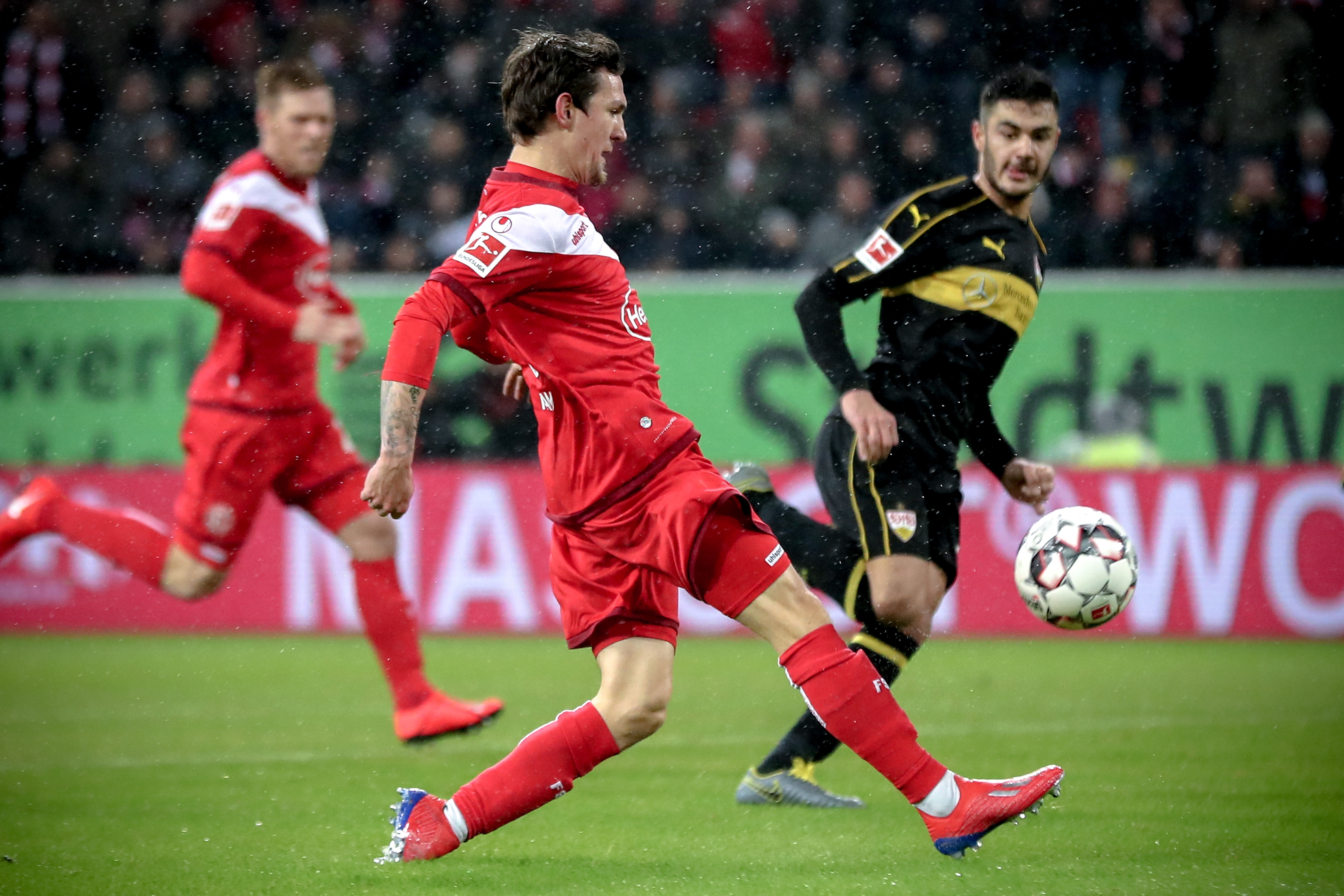 足球欧冠淘汰赛门票秒罄，黄牛翻倍叫价（欧冠淘汰赛门票瞬间售罄，黄牛加价翻倍）