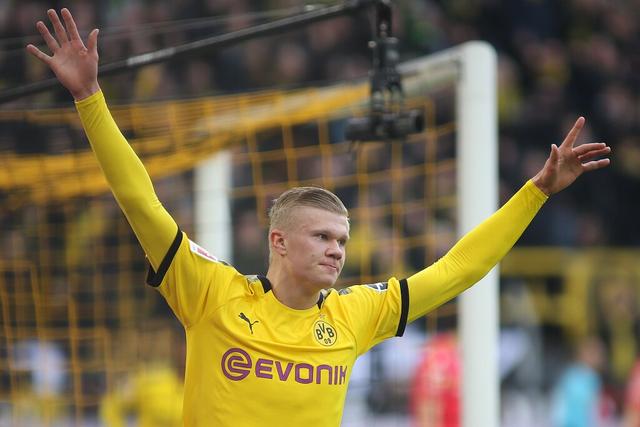 悼念若塔，红军名宿汤普森与毕包主席赛前在KOP看台前献花圈