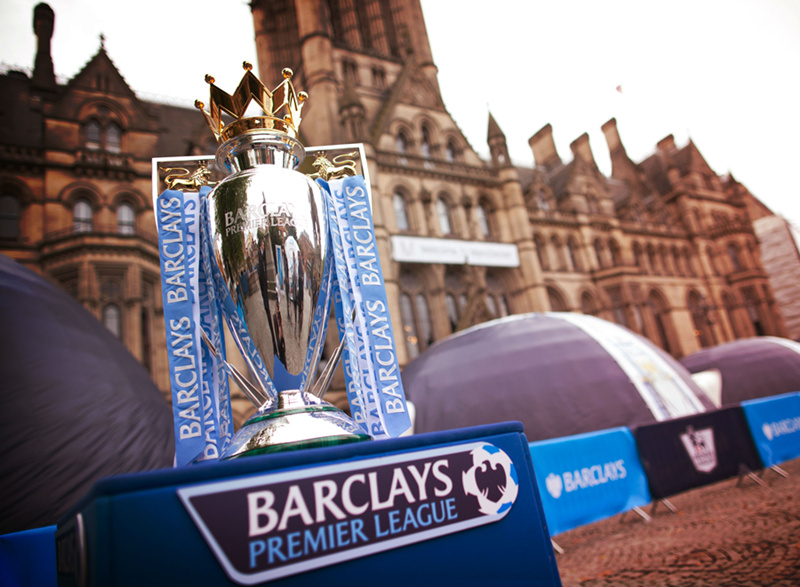 队友送大礼！QPR绝杀功臣疯狂庆祝，下一秒只剩底裤苦笑