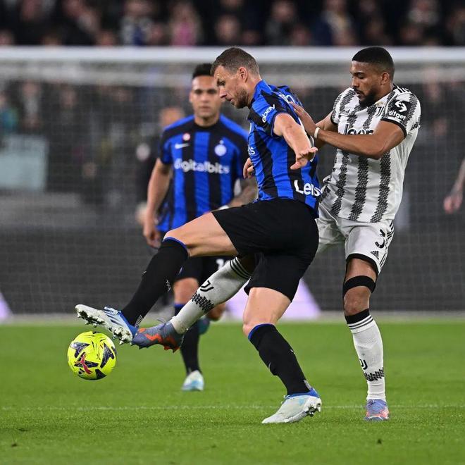 汪涵陪儿子参加马术比赛，嚼槟榔一脸享受，与老婆交替带娃引热议