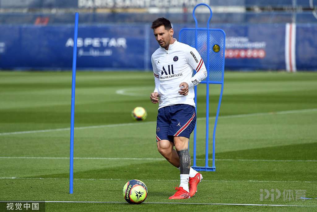 肚子略大，球迷质疑姆伯莫身体状态，随后阿莫林给予后者支持